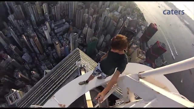 Мигове от зловещо селфи на върха на най-високият небостъргач в Хонг Конг!