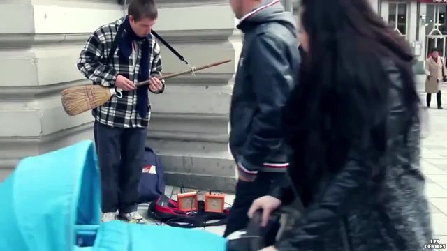 Мъже артистично свирят на улицата с китари направени от метла и лопата!