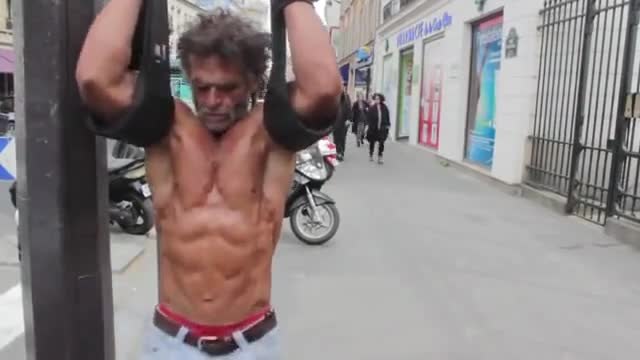 Мотивиращо видео! Бездомник тренира на улицата