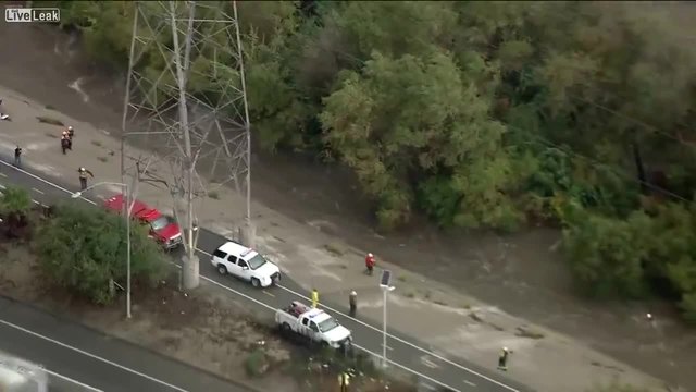 Спасител отнесен от силното течение на реката в Лос Анджелис се спасява!