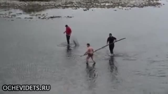 Руснаци ловят риба в река по много щур начин ,смях