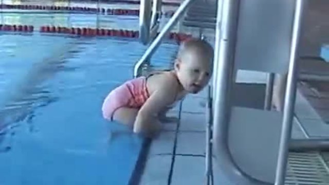 Супер бебе плува като делфин в басеин с олимпийски размери