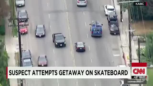 Мъж краде автомобил и се опитва да избяга върху скейтборд:ВИДЕО!...Смях!