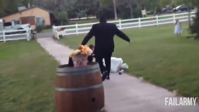 Младоженец изпуска булката, докато я носи на сватбения ден