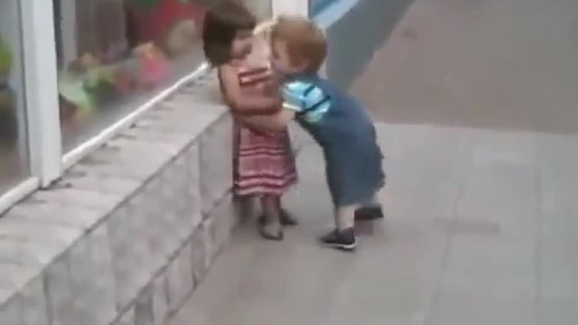 Малко момче се опитва да си открадне целувка