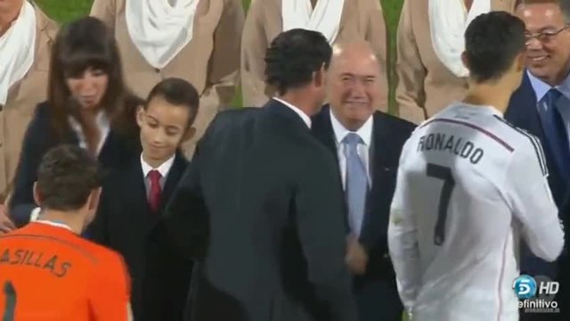 Роналдо игнорира Платини при награждаването на Реал