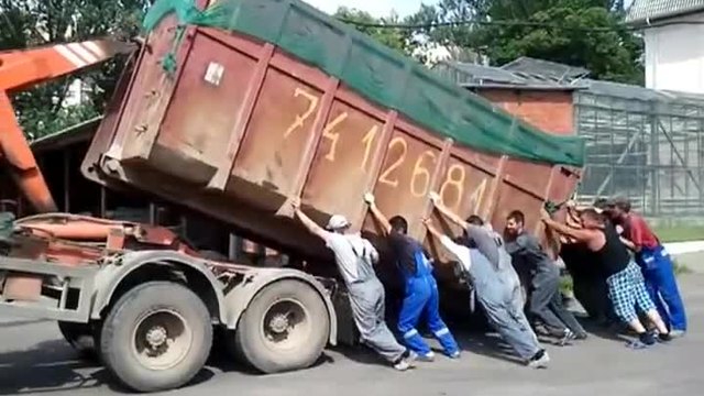 Как товарят в Русия камион..няма такова видео ..Смях!!!