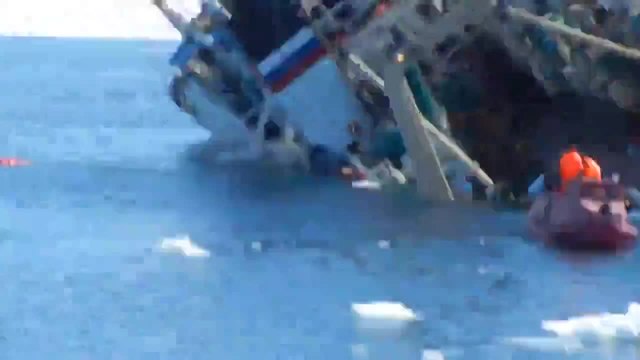 Руски кораб потъва в Арктически океан