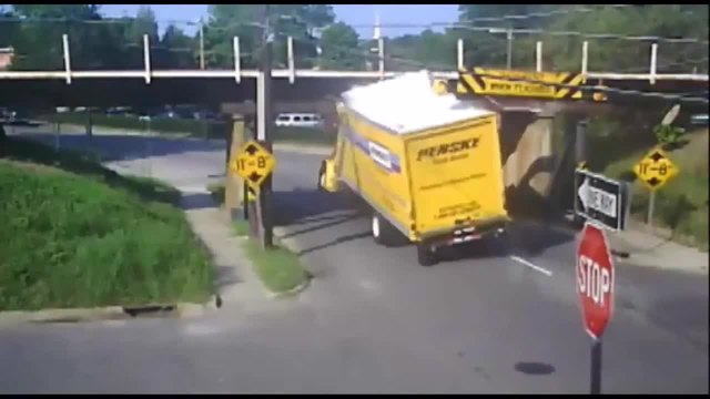 Камион се разбива в мост!
