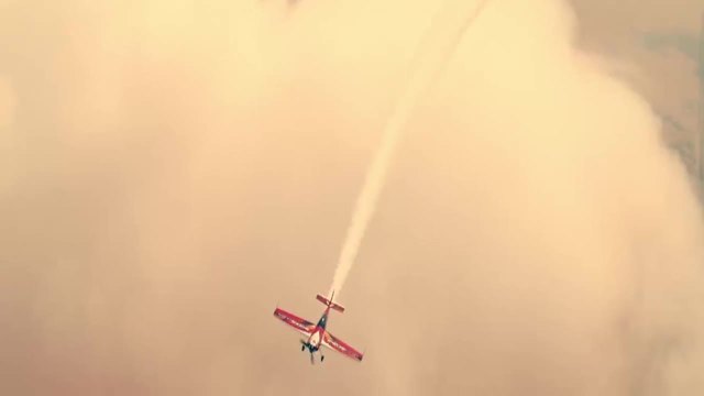 Невероятни каскади със самолет и летяща раница