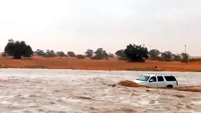 Луд арабин кара джипа си в бурна река