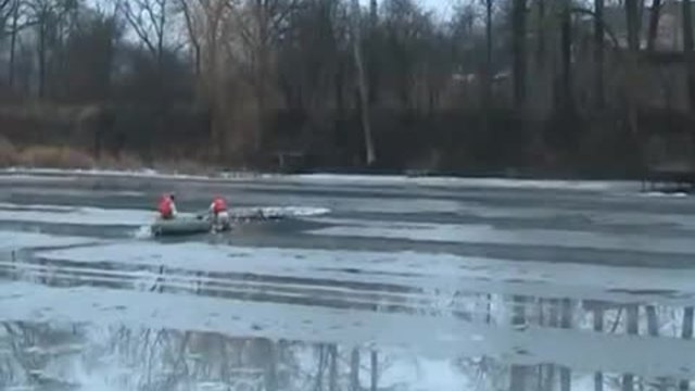 Спасителен екип изважда успешно пропаднал в замръзнала река рибар !