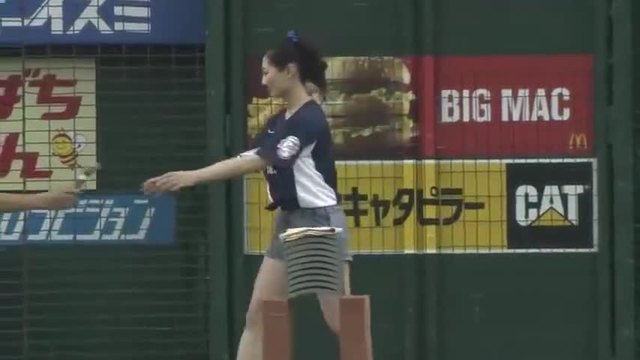 Японско момиче разбива плочи с глава
