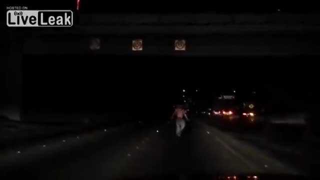 Екстремно Видео! Човек тренира като скача от мост!