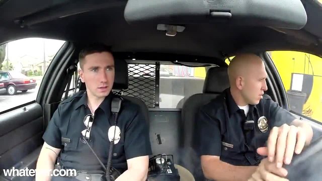 Полицаи пушат трева в колата - Шега