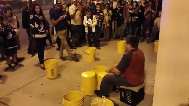 Уличен барабанист показа феноменална способност с която взриви насъбралите се хора !