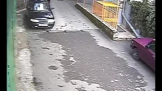 Камера заснема жена паркира пред гараж ,резултатът не закъснява