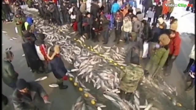 Новогодишната нощ 2015 в Северен Китай, езеро Чаган - Хиляди хора ловят риба в ледените води