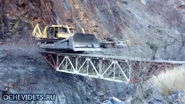 Руски булдозер преминава през мост