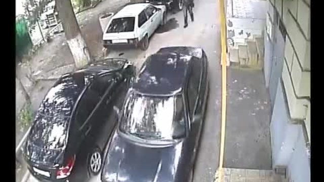 Жена паркира пред врата на гараж ,и ето какво стана