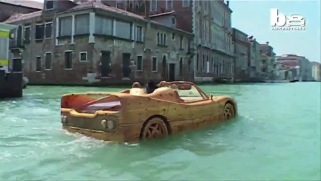 Страхотно дървено Ferrari във водите на Венеция