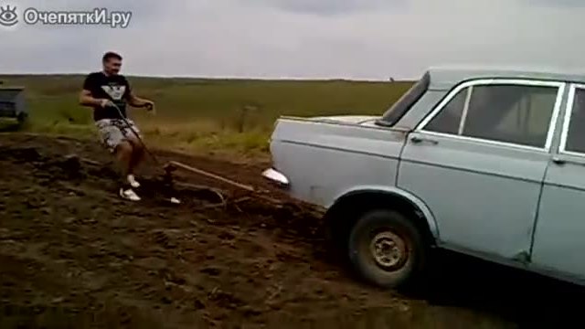 Няма такова видео - Само в Русия ...Москвич впрегнат като кон оре нива