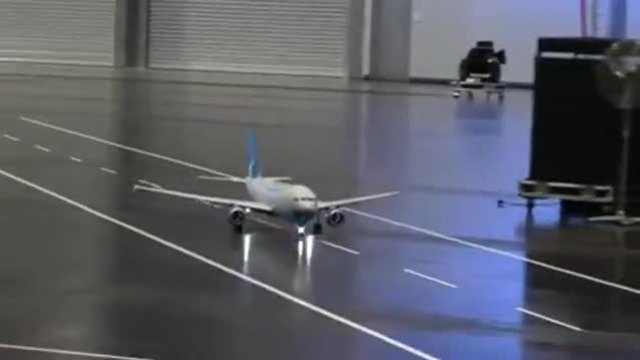 Страхотен самолет-играчка излита страхотно