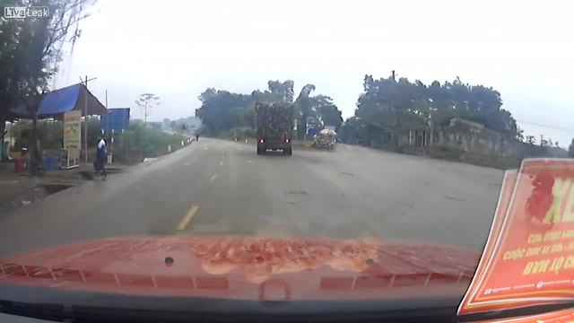 Мъж се изправя на крака след сблъсък с голям камион!