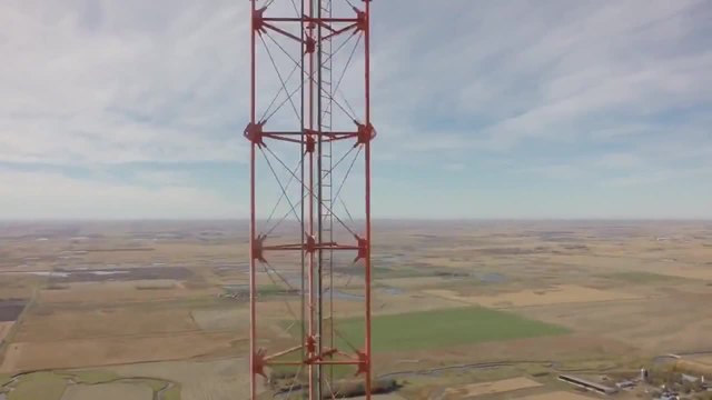 Работник сменя крушка на върха на телевизионна кула с височина 477 метра