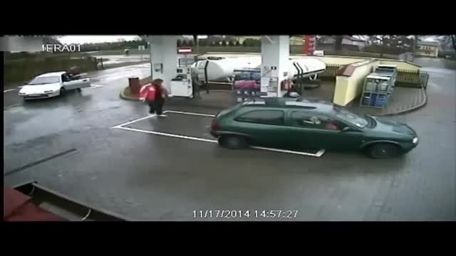 Жена на бензиностанцията зарежда колата си - Ето какво стана!