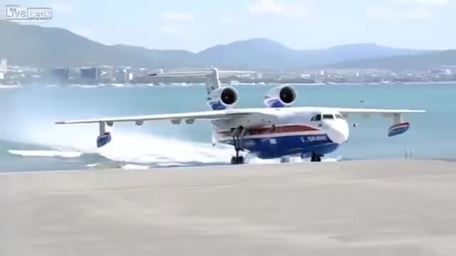 Самолет в Русия излиза от водата!