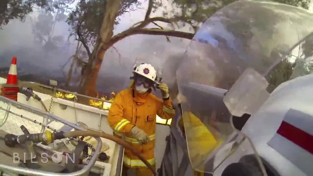 Австралийски пожарникари потушават пожар