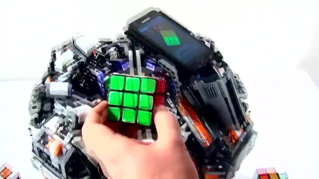 Роботи редят кубчето на Рубик