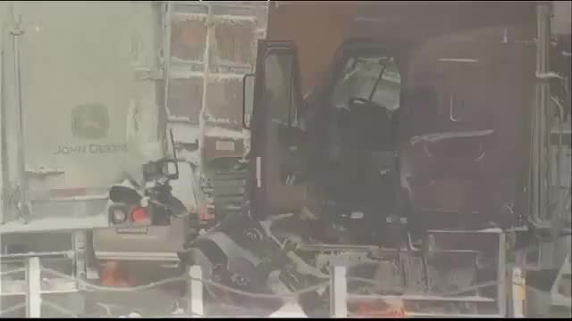 Камион с фойерверки се взриви при верижна катастрофа с около 200 коли
