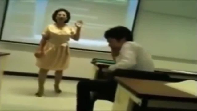 Учителка полудява след като ученик вдига телефона си в час