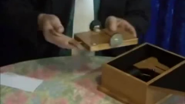 Щура сглобяема магическа машинка принтира банкноти