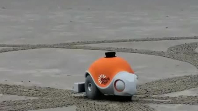 Робот художник рисува на плажа