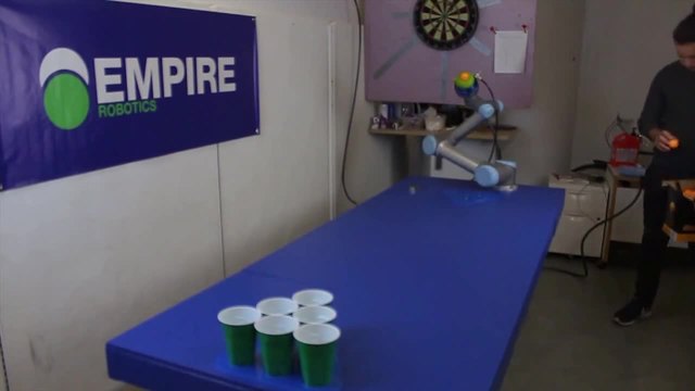 Робот вкарва пинг-понг топчета в бирени чашки