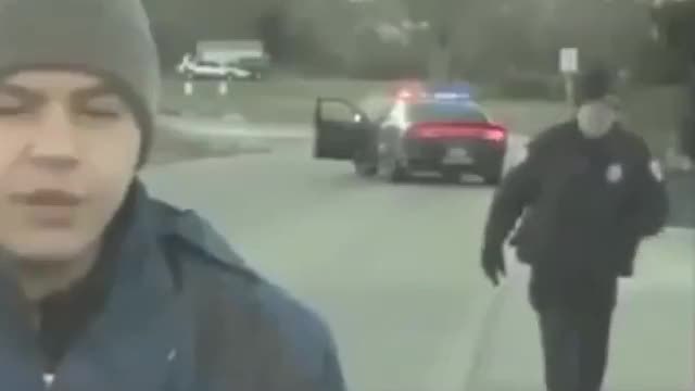 Полицай влиза на живо в новините