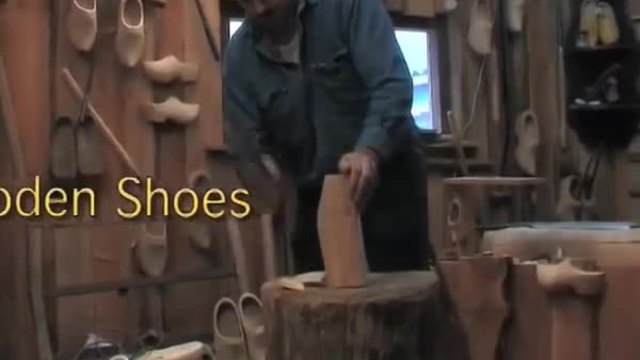 Майстор прави страхотни обувки от дърво