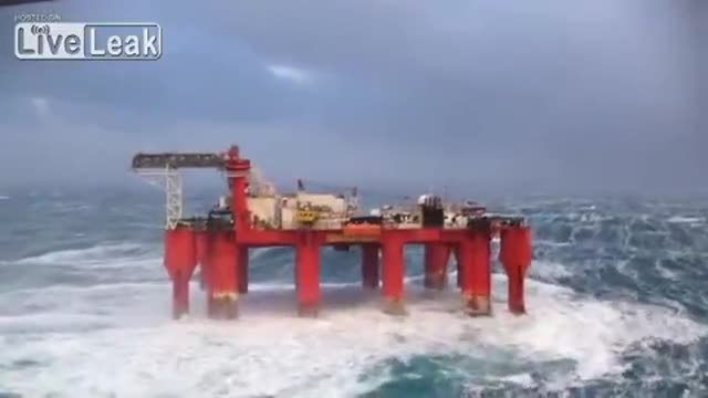Сблъсък с огромни вълни в Северно Море