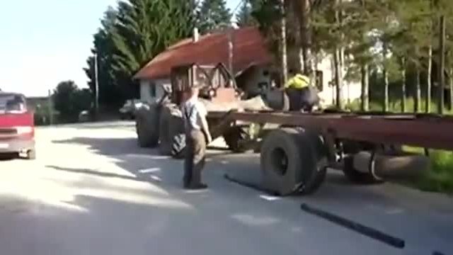 Некадърници товарят трактор на плаформа , но нещо се обърква ,смях