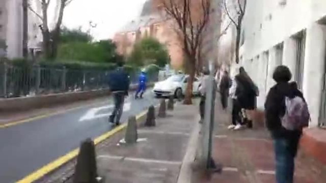 Жена в колата си прави опит да избяга от полицейска проверка на улицата в южна Корея !