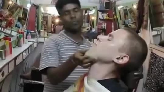 Ето как масажират фризьорите в Индия