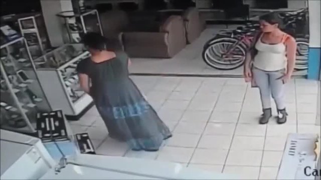 Най-ловкият крадец на телевизор е жена скрива го под полата си / Видео