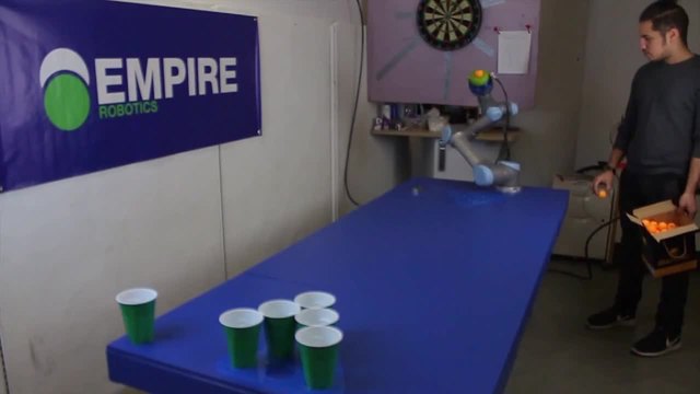 Робот вкарва пинг-понг топчета в бирени чашки