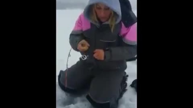Маце за първи път е на зимен риболов но се справя с уловът си ,смях