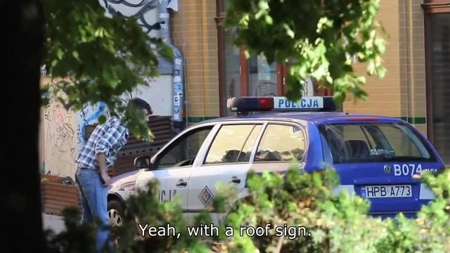 Пич обърква полицейски коли с такси - Шега