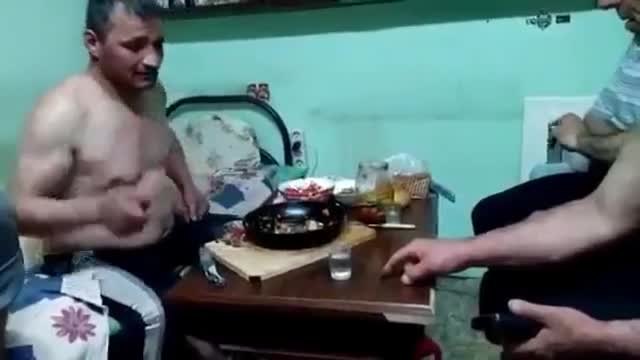 Пиян руснак се залива с горяща водка!