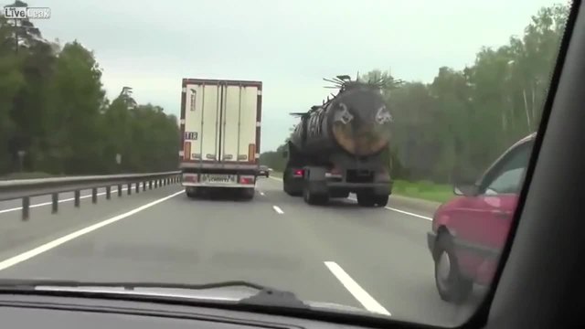 Руската версия на камиона от филма Лудия Макс ( Руски камион готов за апокалипсиса ! )